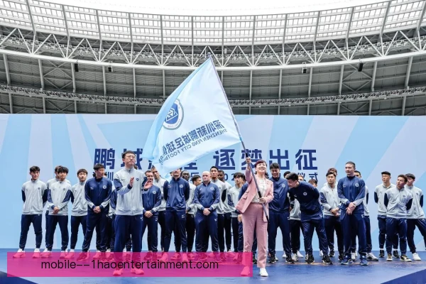 深圳新鹏城门将飞身扑救，精彩反应力保球门不失